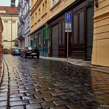 Apart Near The Charles Bridge Prague Luaran gambar